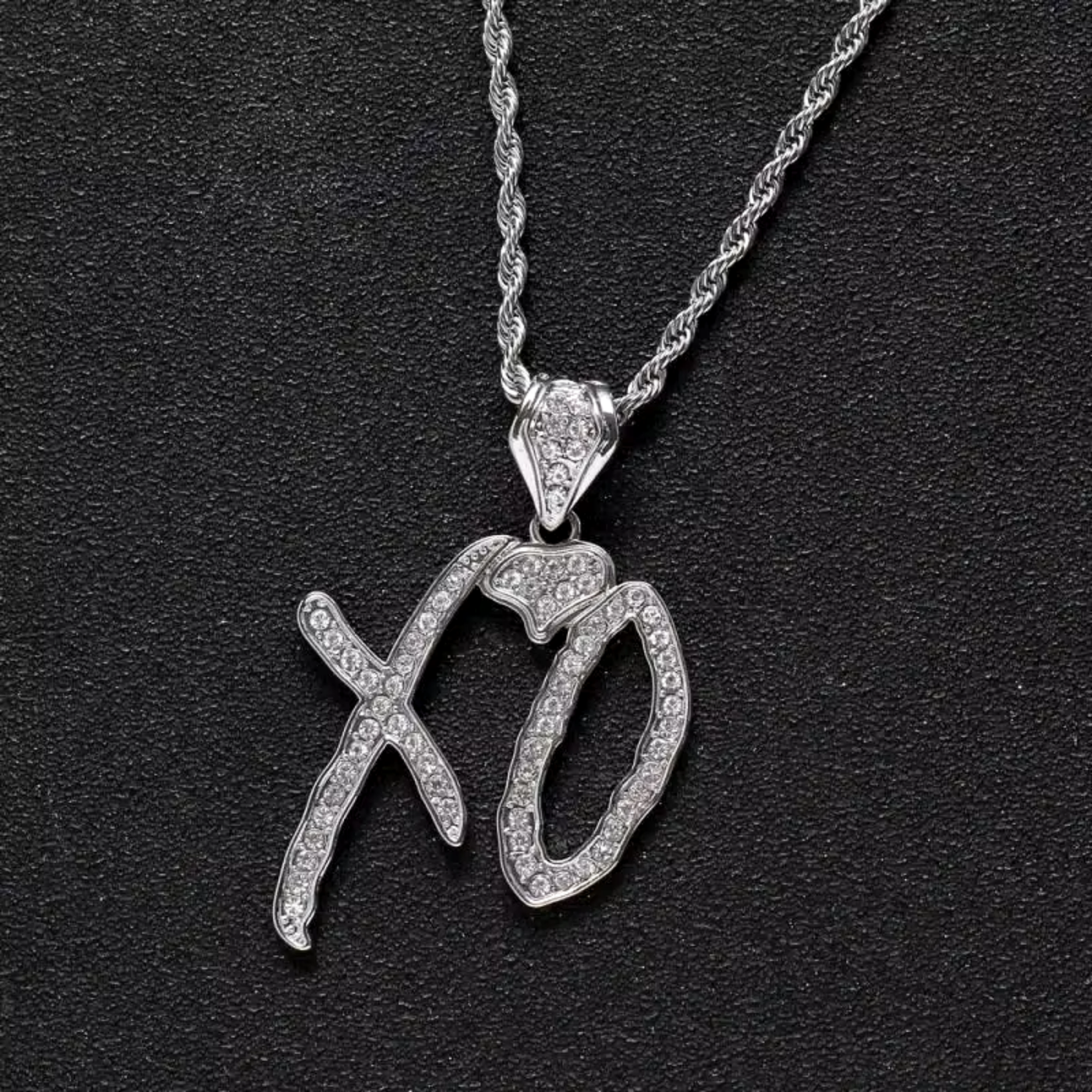XO Pendant + Free Chain